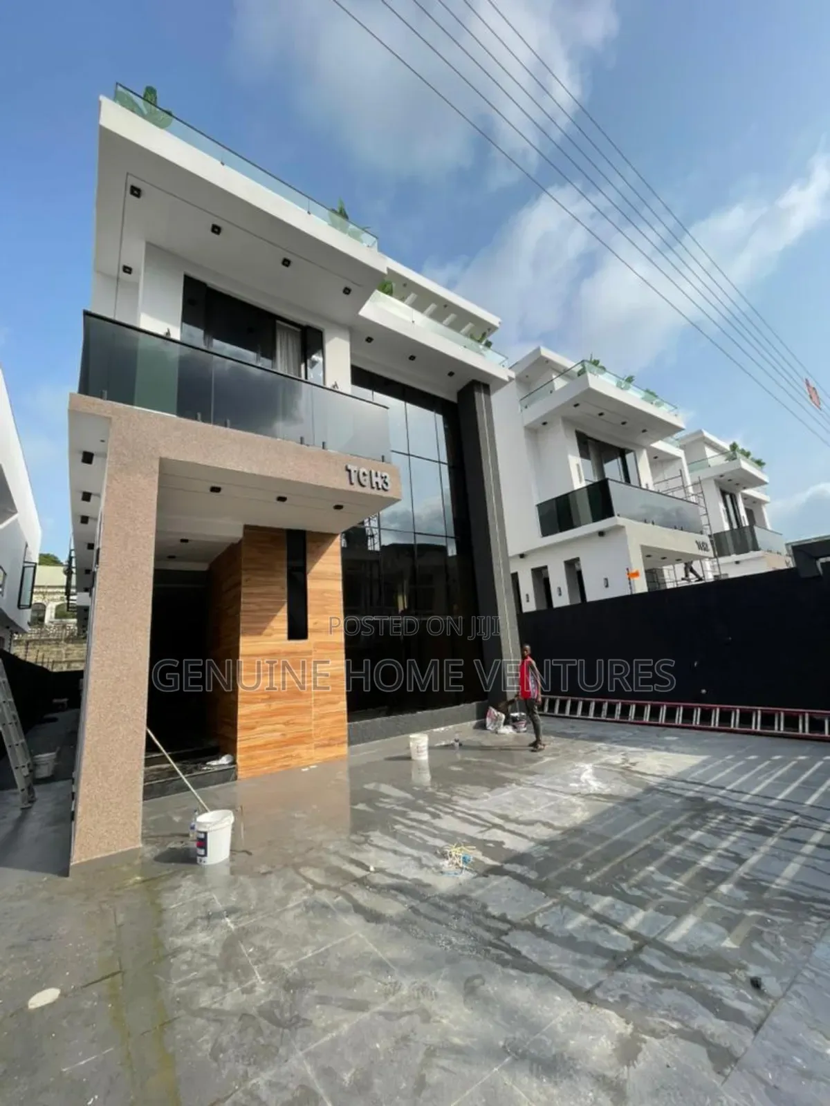 5bdrm Duplex in Chevron for sale
