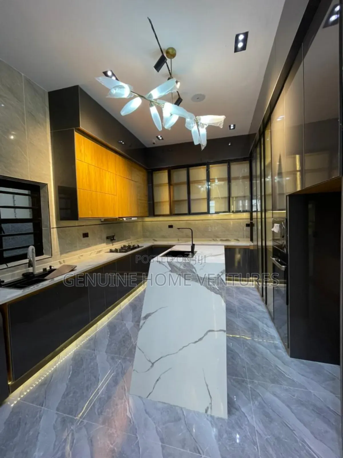 5bdrm Duplex in Chevron for sale