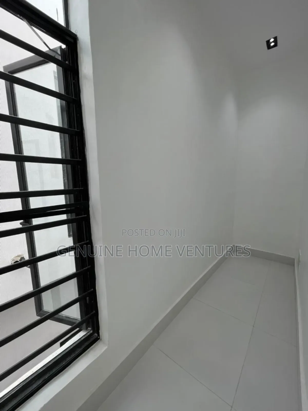 5bdrm Duplex in Chevron for sale