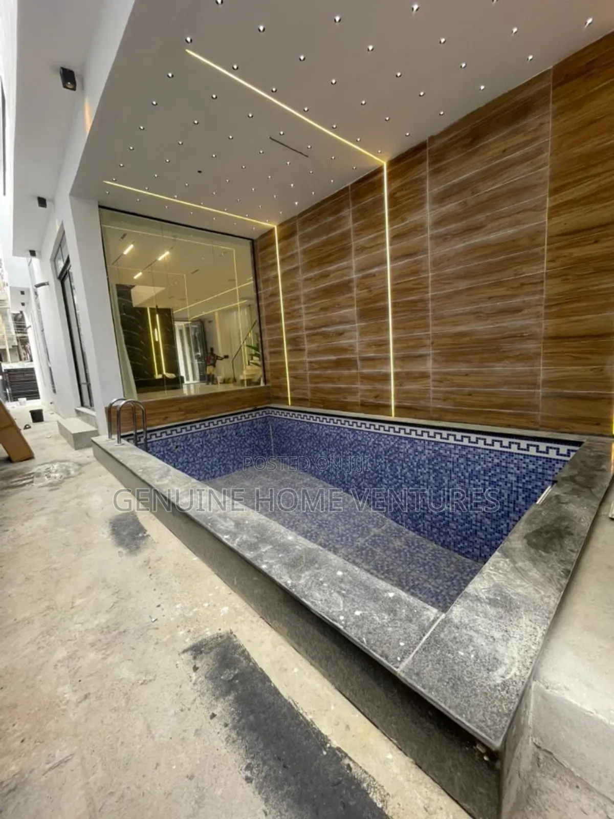 5bdrm Duplex in Chevron for sale