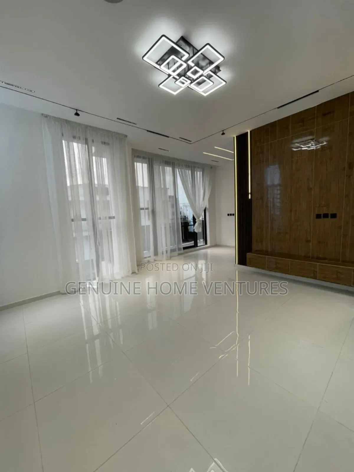 5bdrm Duplex in Chevron for sale