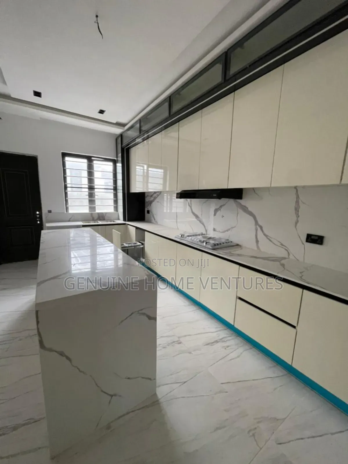 5bdrm Duplex in Chevron for sale