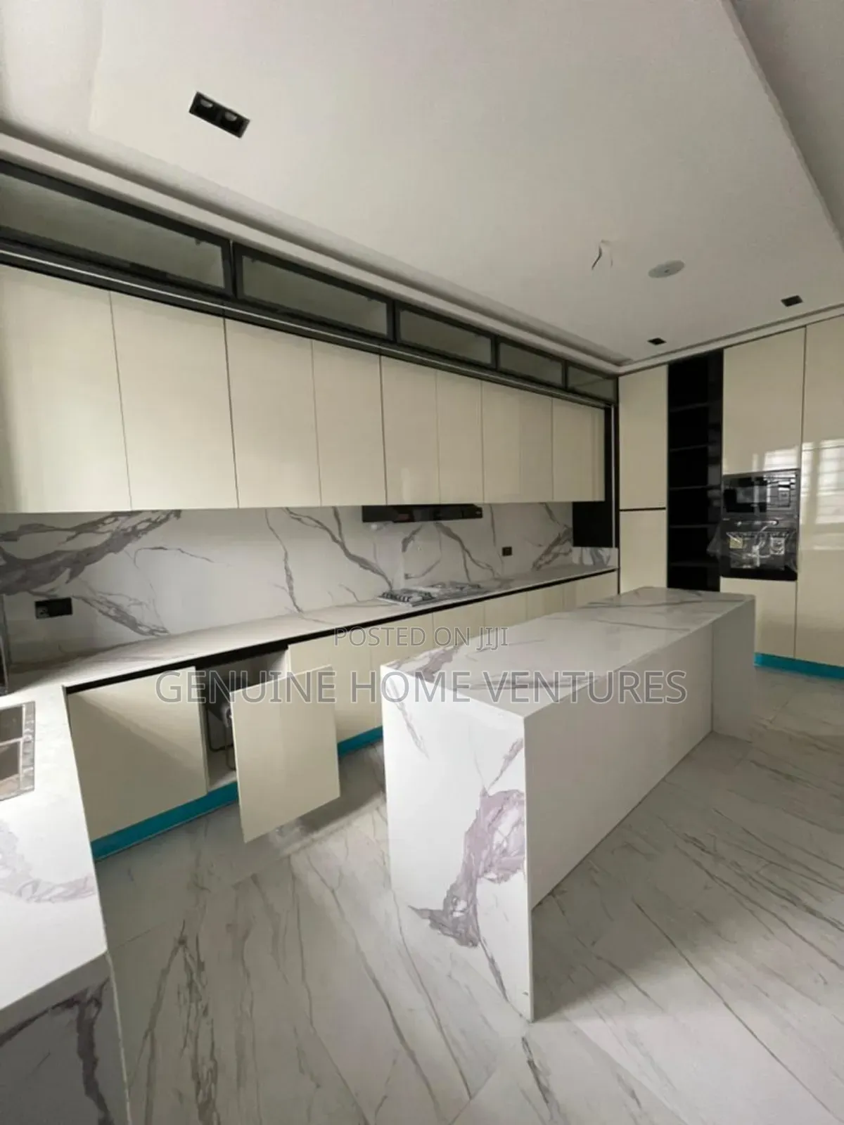 5bdrm Duplex in Chevron for sale