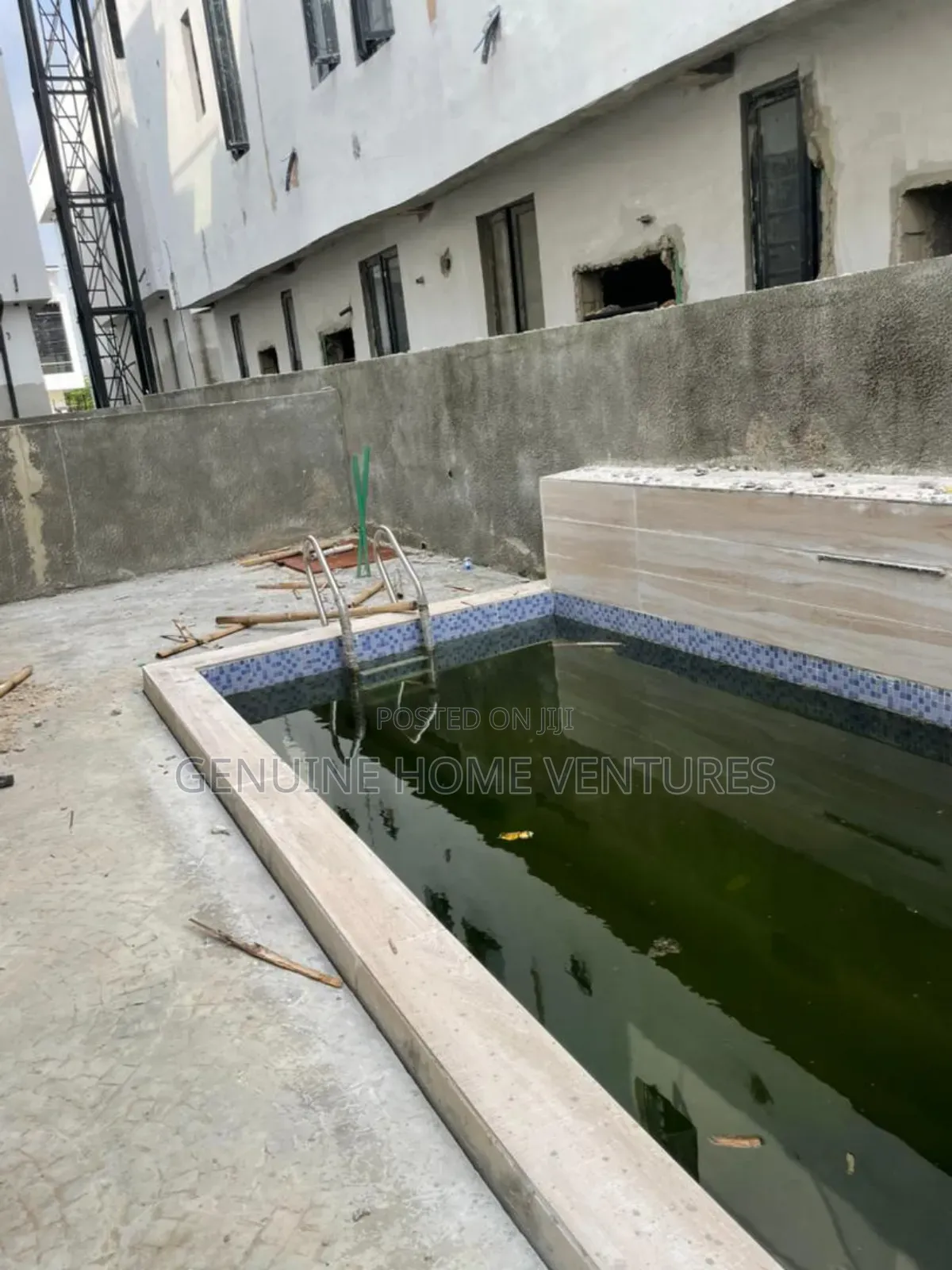 5bdrm Duplex in Chevron for sale