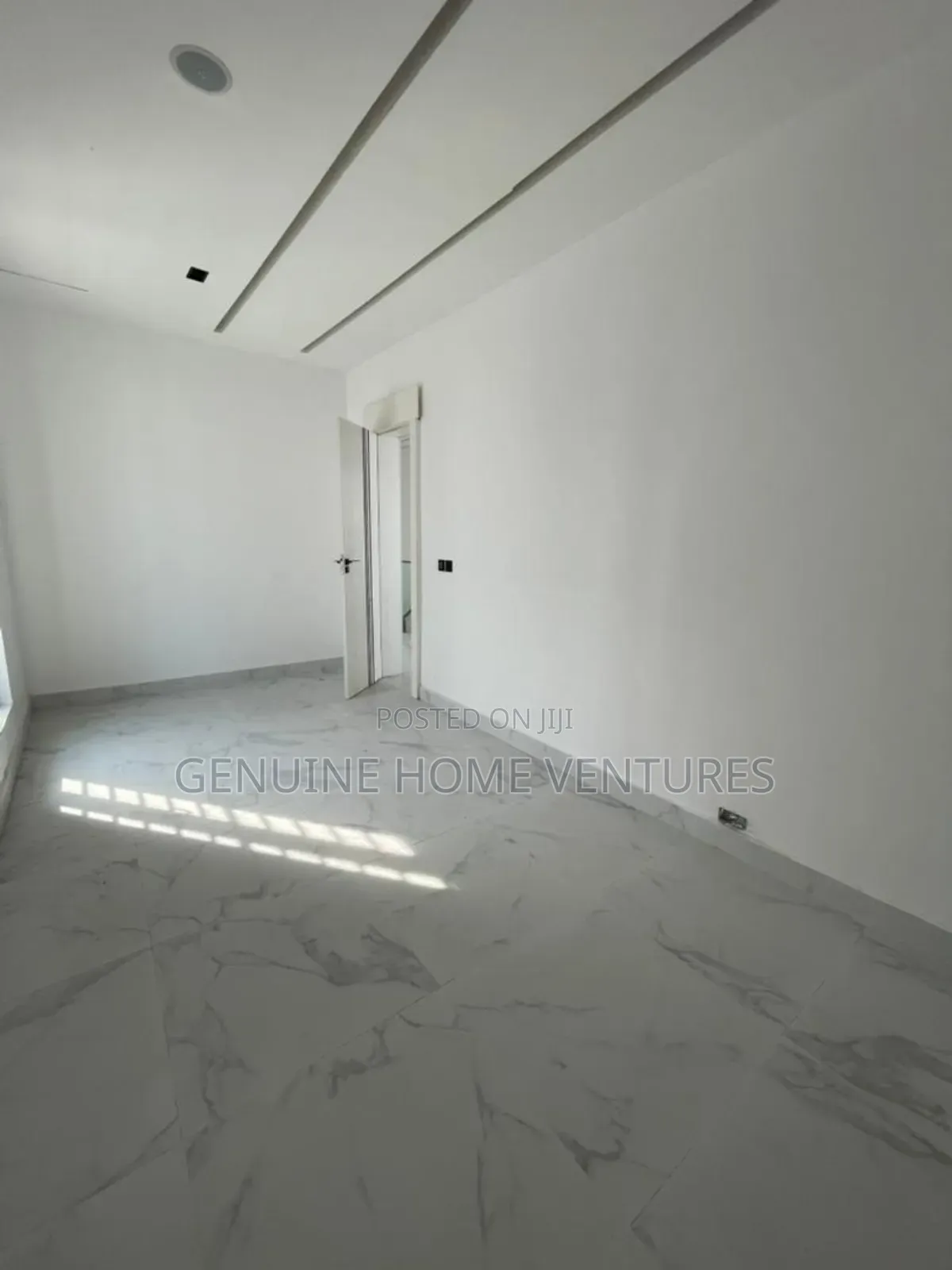 5bdrm Duplex in Chevron for sale