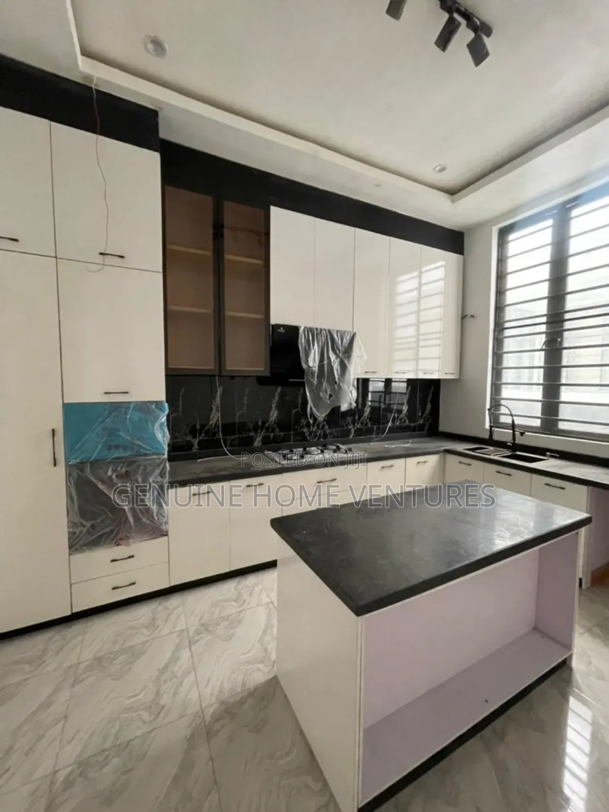 4bdrm Duplex in Chevron for sale