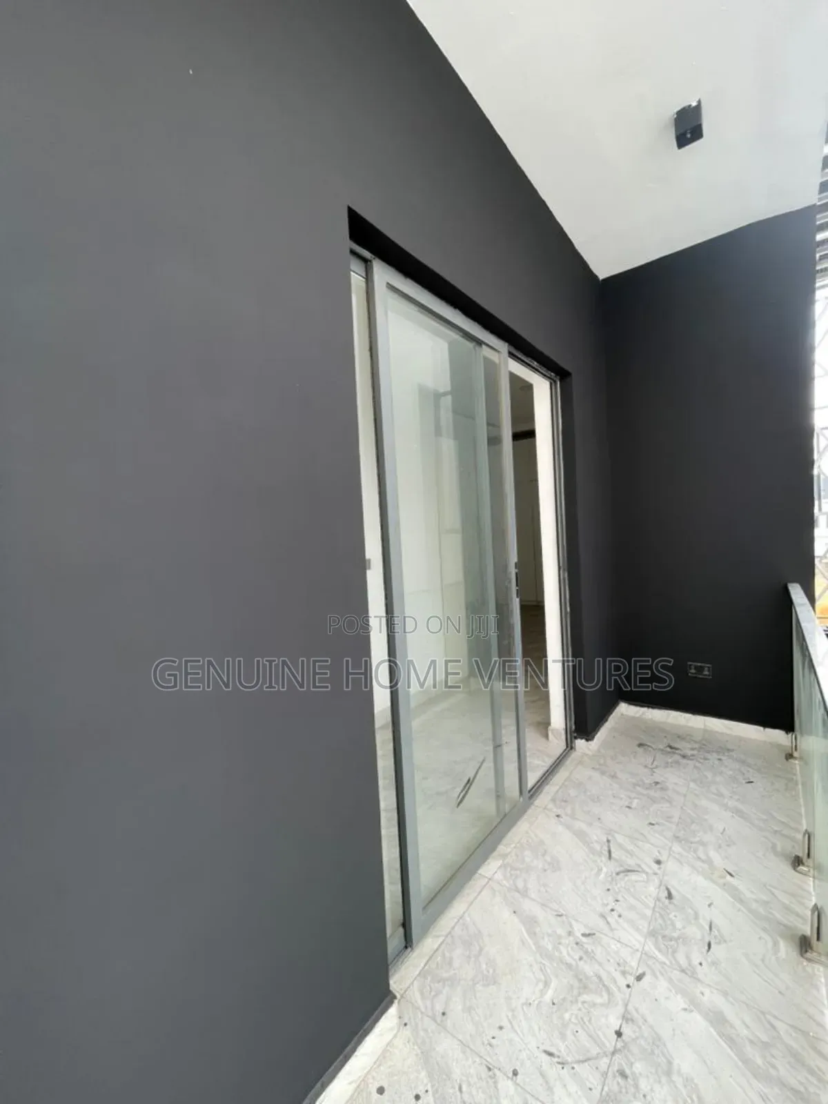 4bdrm Duplex in Chevron for sale