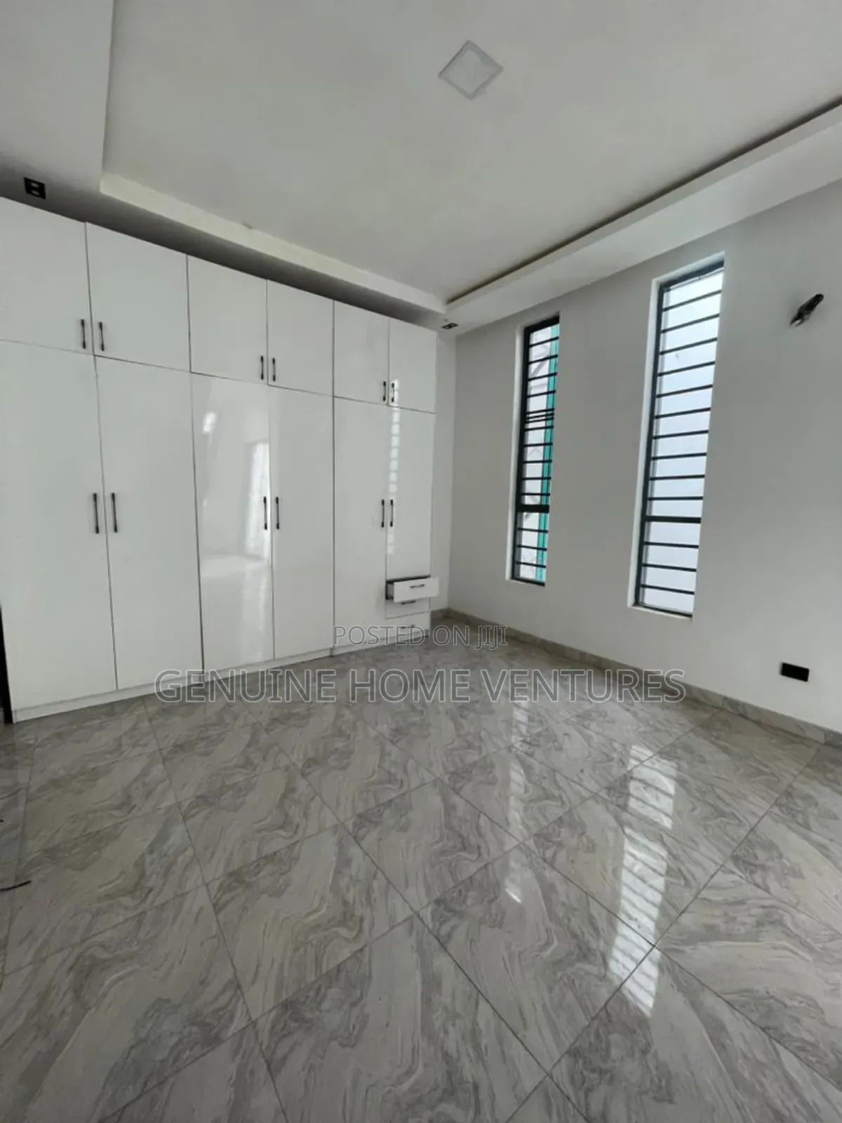 4bdrm Duplex in Chevron for sale