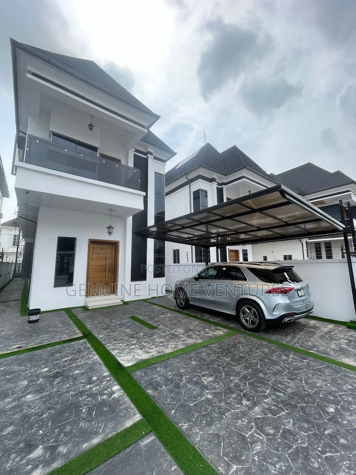 5bdrm Duplex in Chevron for sale