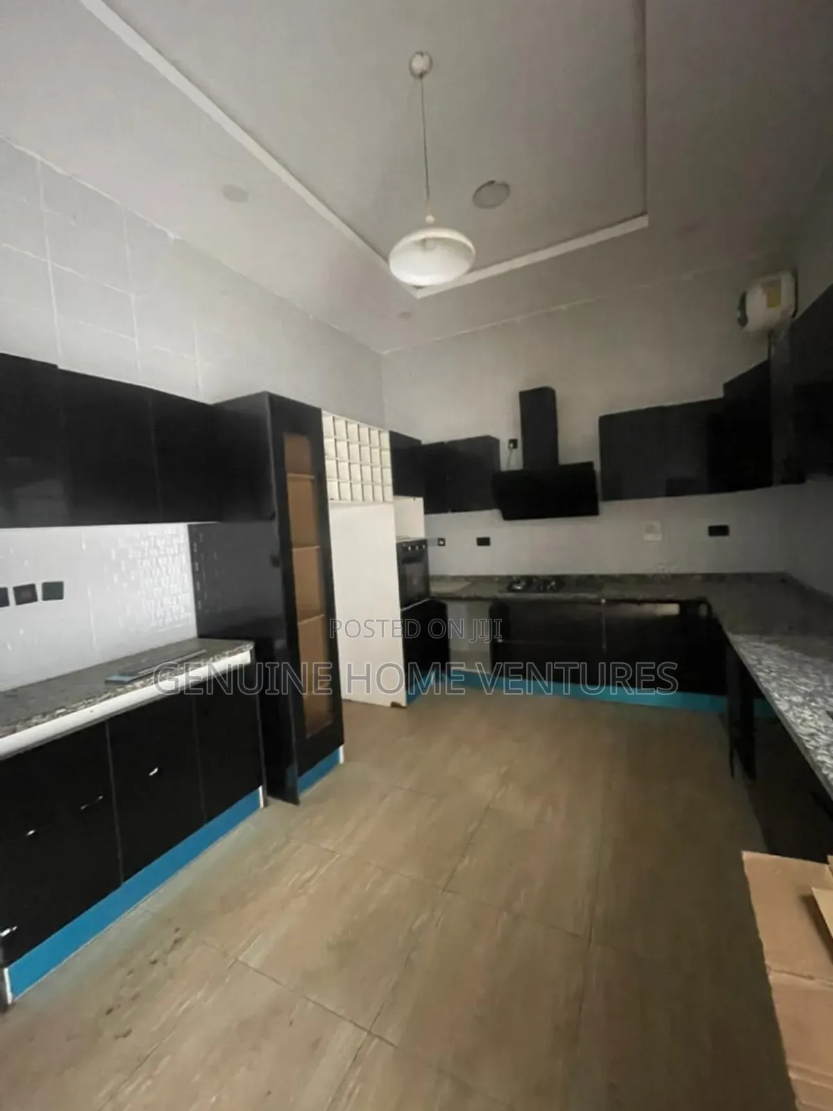 5bdrm Duplex in Chevron for sale