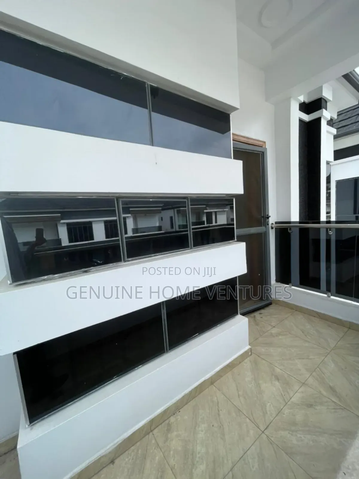 5bdrm Duplex in Chevron for sale