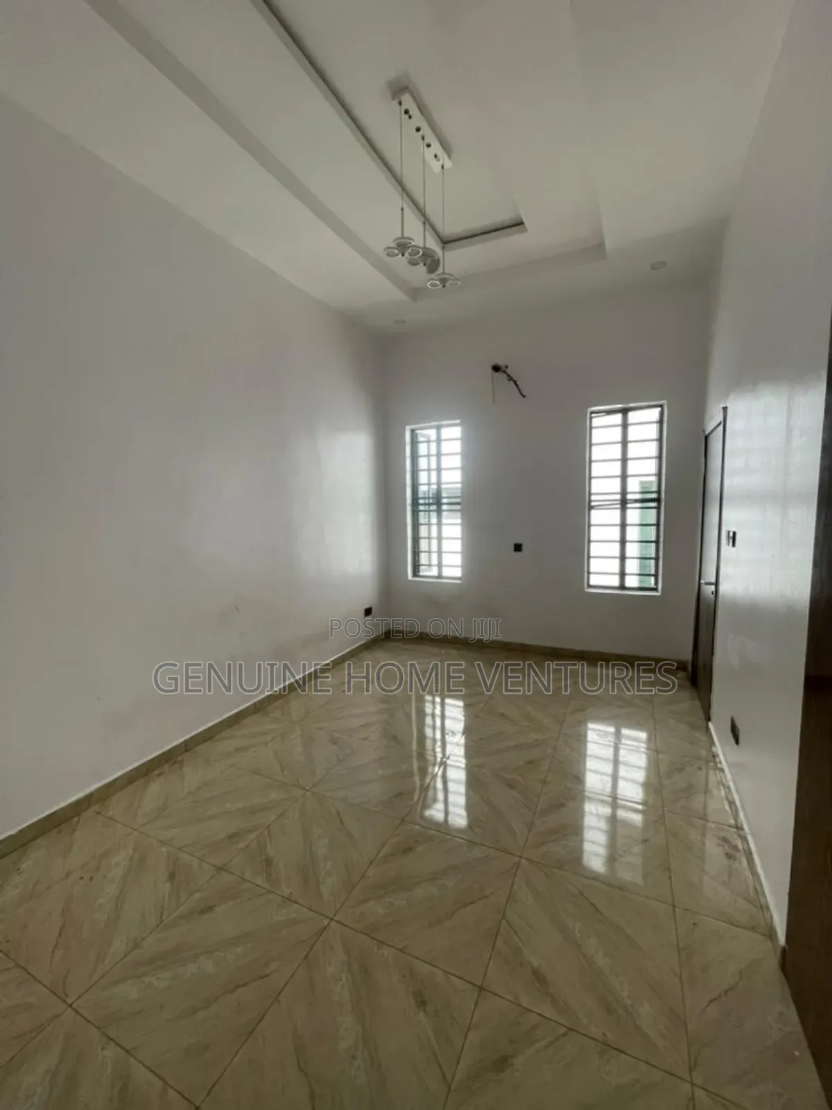 5bdrm Duplex in Chevron for sale