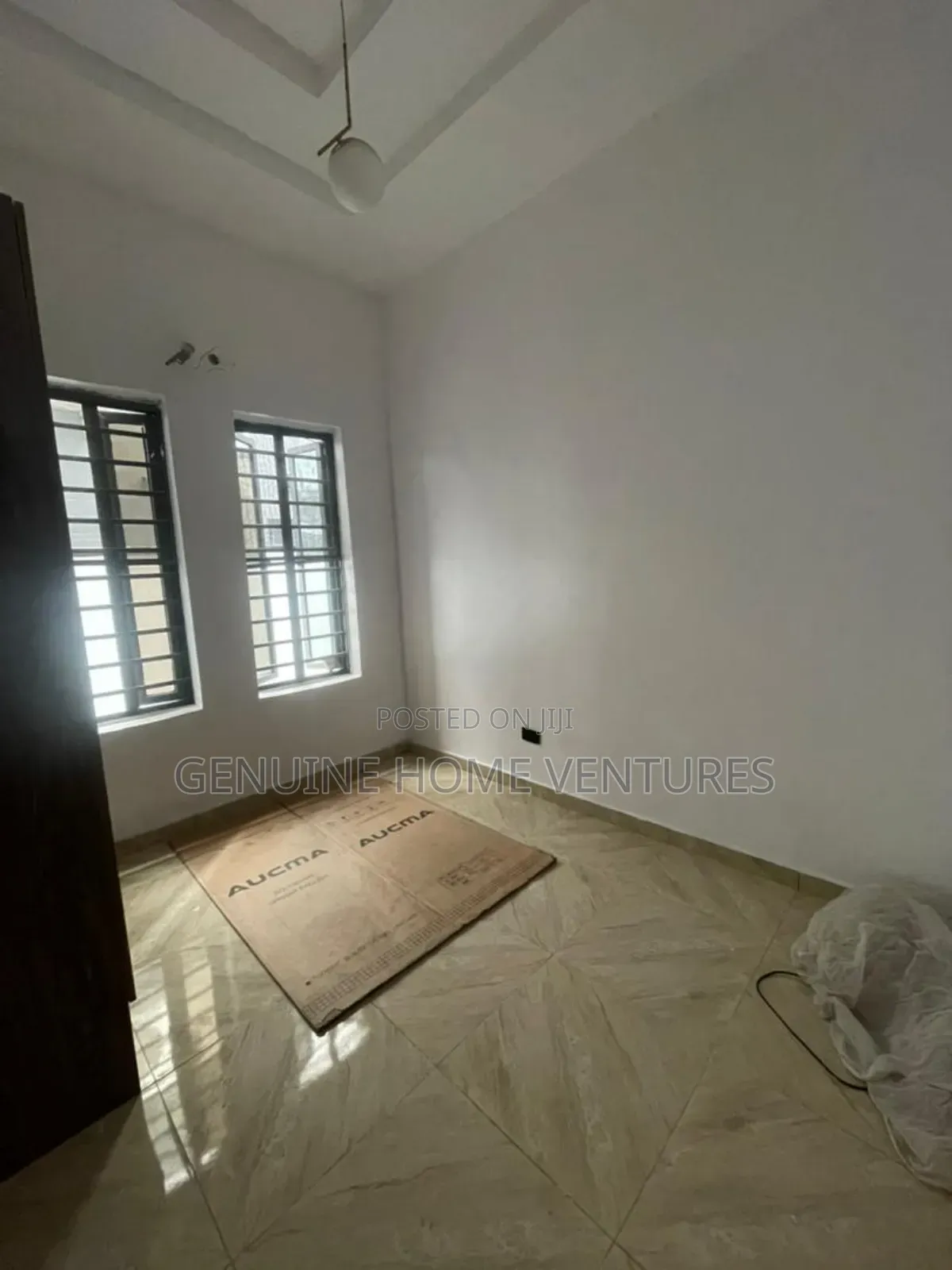 5bdrm Duplex in Chevron for sale