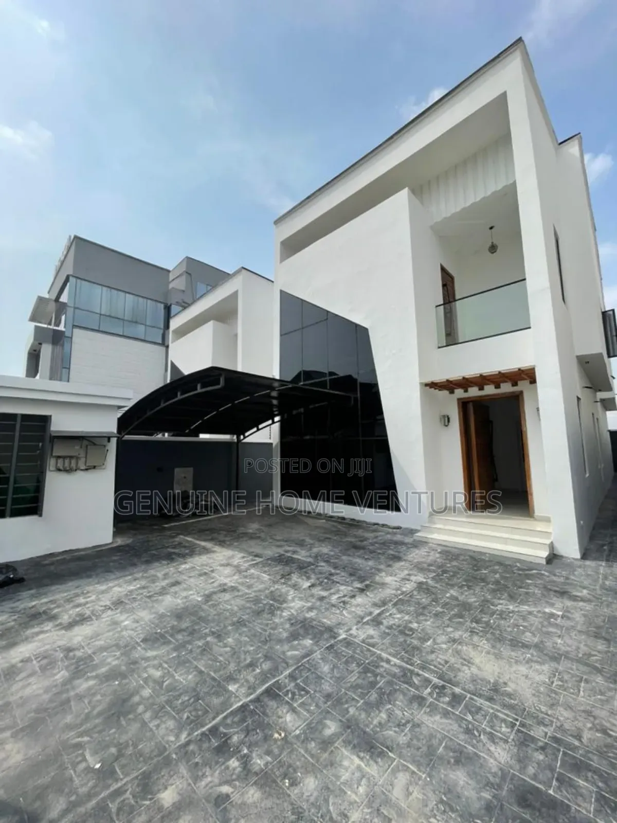 5bdrm Duplex in Chevron for sale