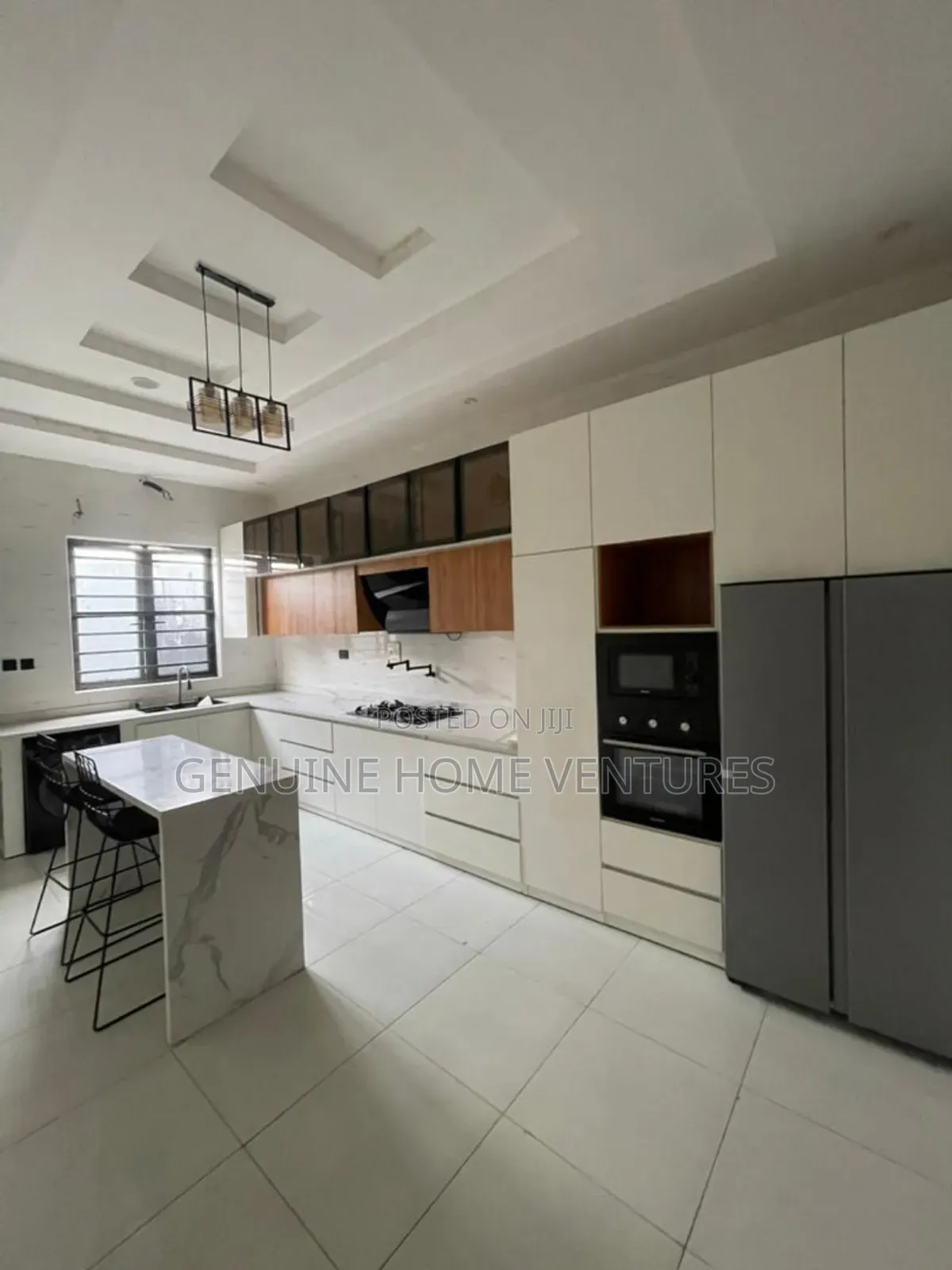 5bdrm Duplex in Chevron for sale