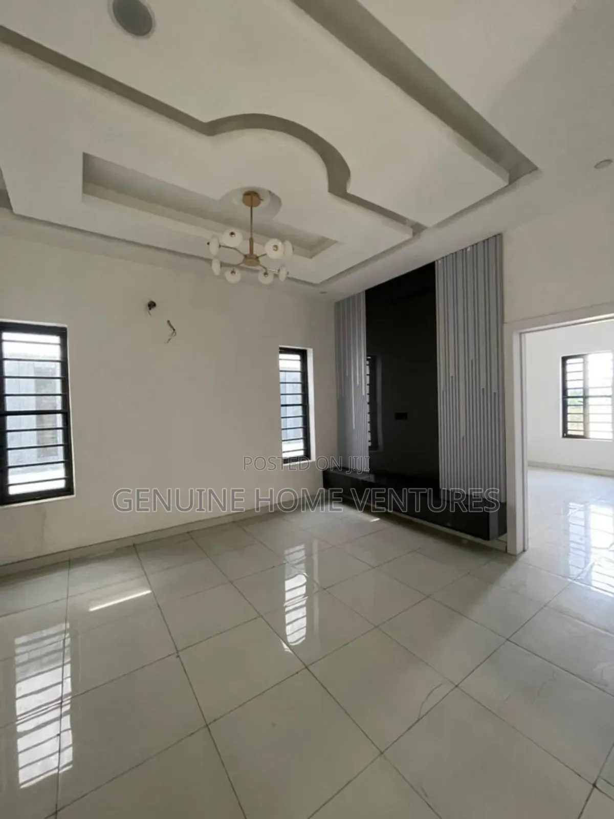 5bdrm Duplex in Chevron for sale