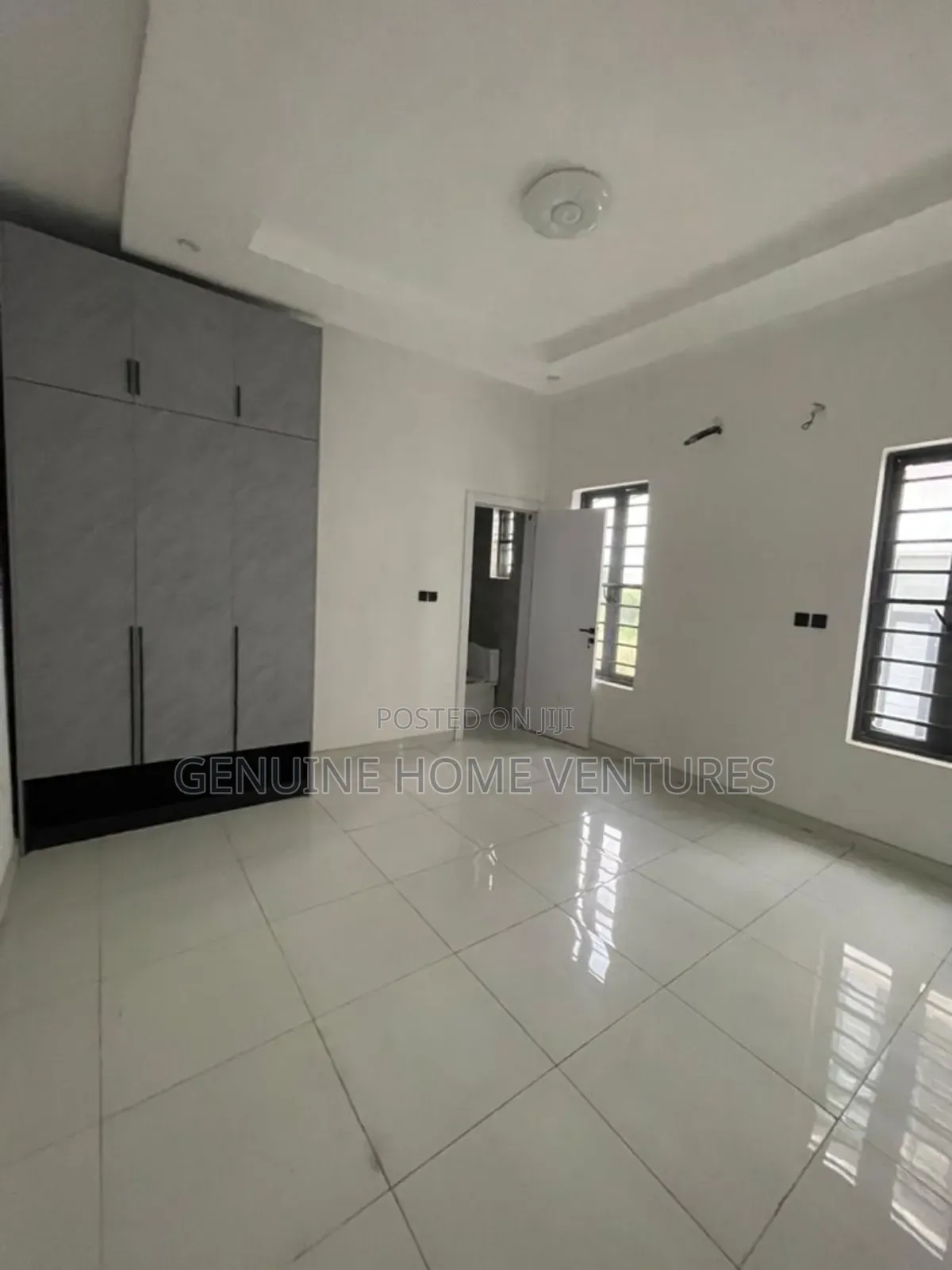 5bdrm Duplex in Chevron for sale