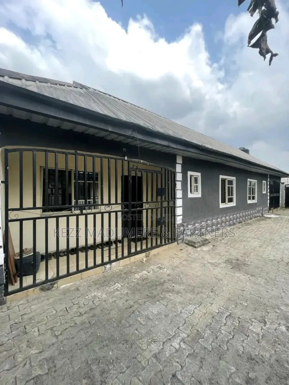 6bdrm Bungalow in Eliozu Eneka Link, Port-Harcourt for sale