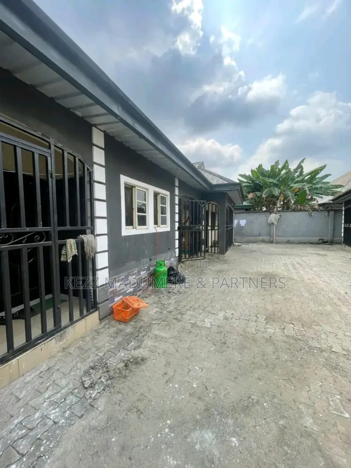 6bdrm Bungalow in Eliozu Eneka Link, Port-Harcourt for sale