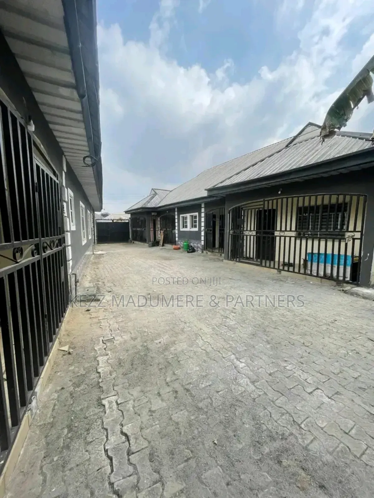 6bdrm Bungalow in Eliozu Eneka Link, Port-Harcourt for sale