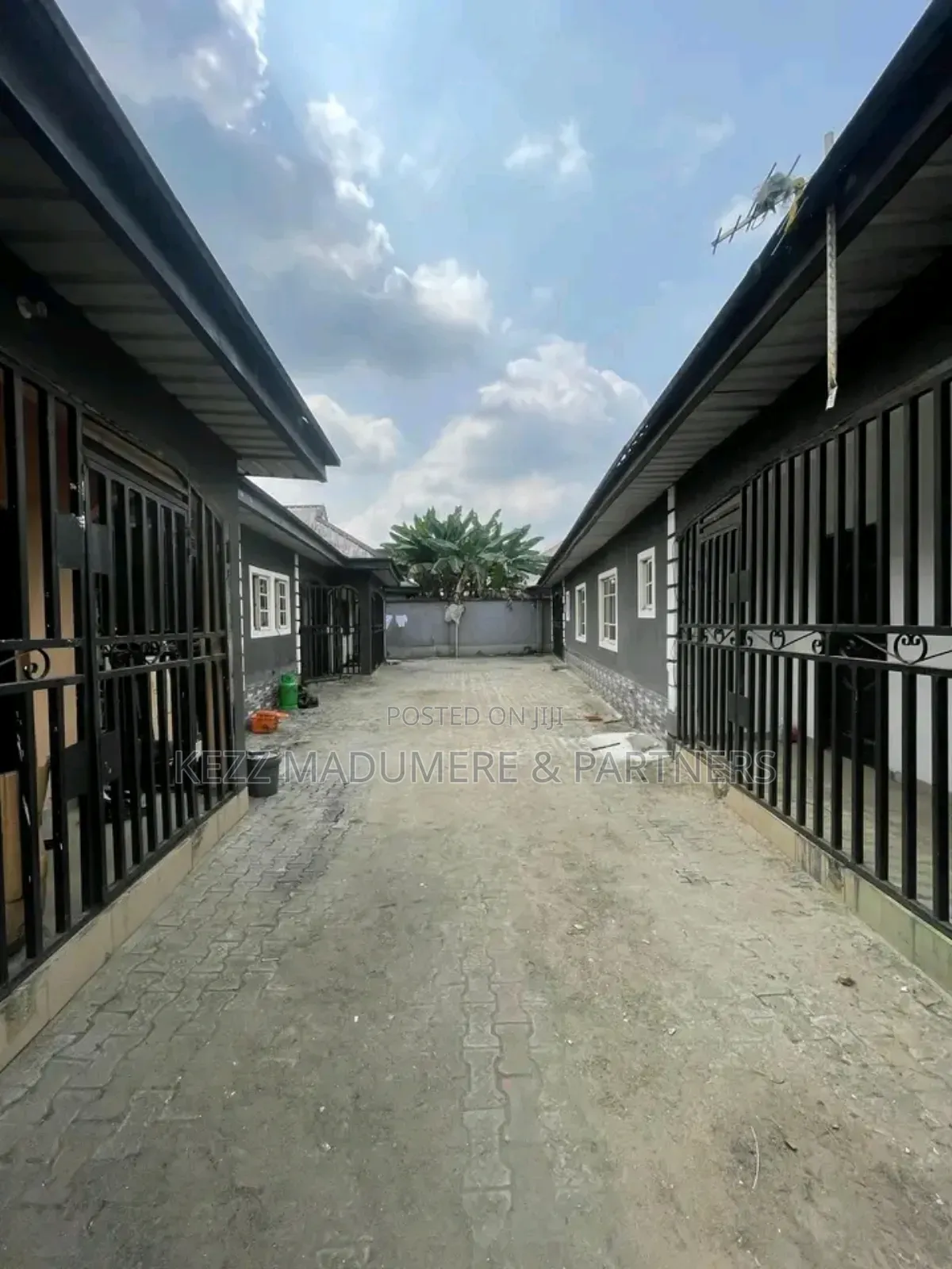 6bdrm Bungalow in Eliozu Eneka Link, Port-Harcourt for sale