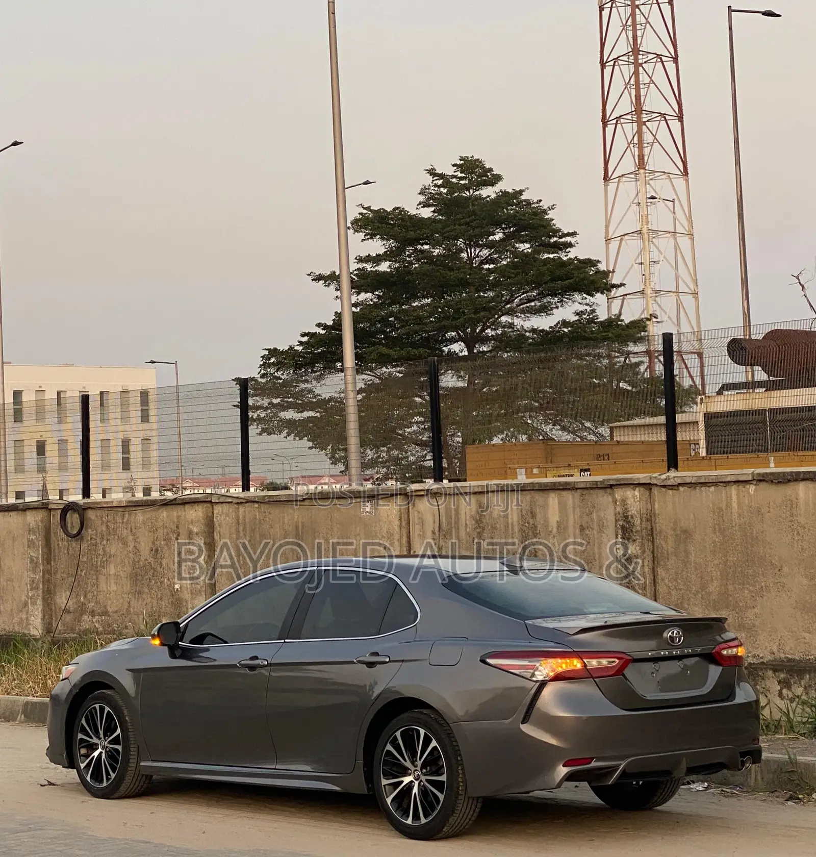 Toyota Camry SE (2.5L 4cyl 8A) 2019 Gray