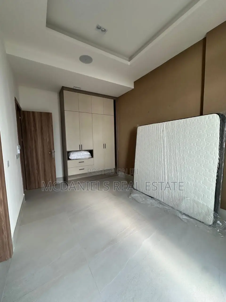 Furnished 3bdrm Apartment in Banana Island for sale