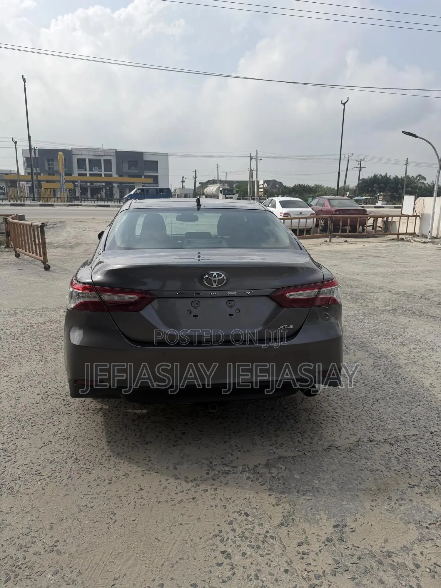 Toyota Camry XLE FWD (2.5L 4cyl 8AM) 2018 Gray