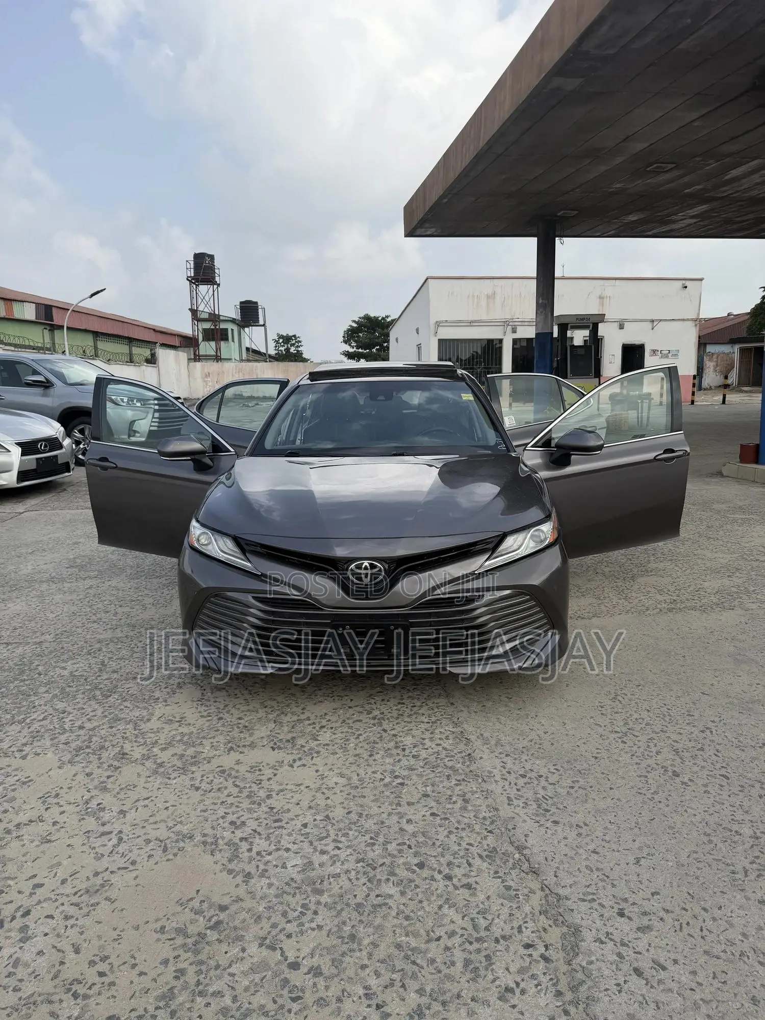 Toyota Camry XLE FWD (2.5L 4cyl 8AM) 2018 Gray
