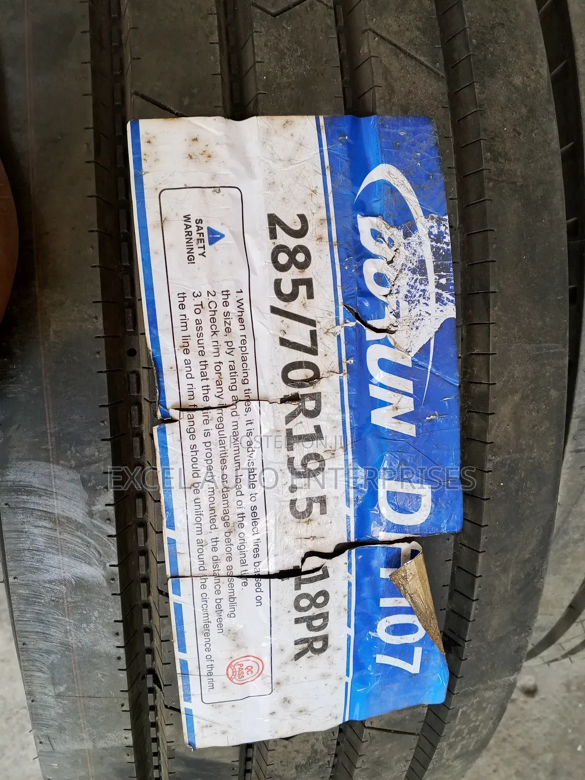 285-70r19.5 Tire