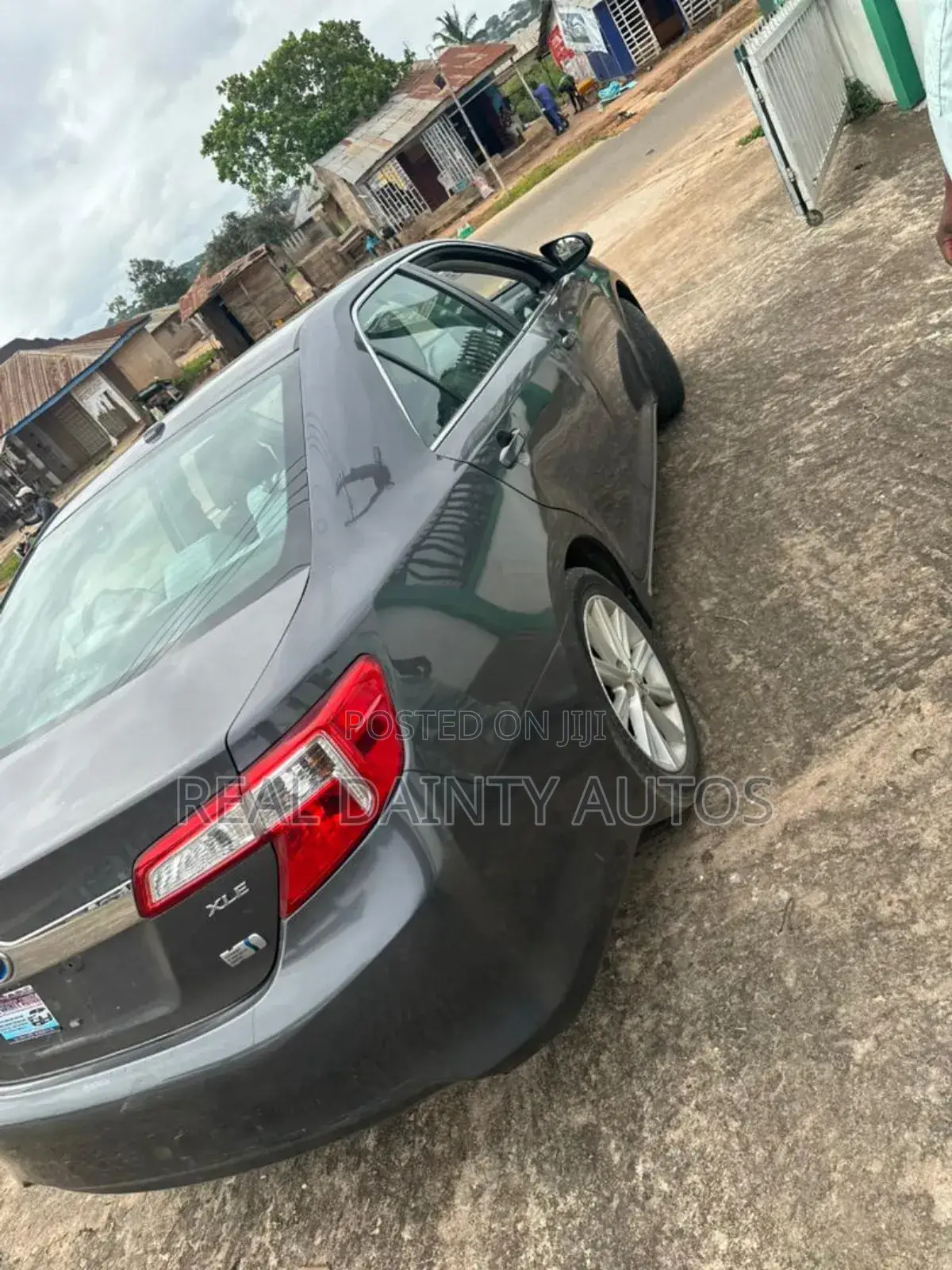 Toyota Camry XLE 4dr Sedan (2.5L 4cyl 6A) 2013 Beige