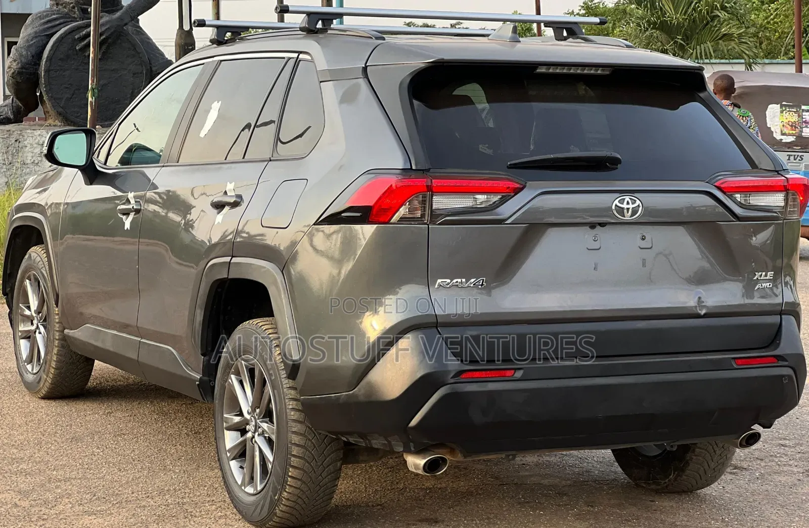 Toyota RAV4 XLE 2021 Gray