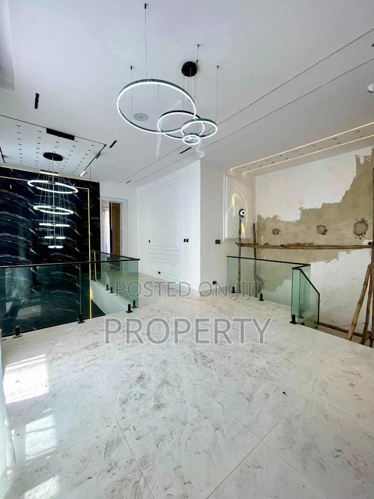 5bdrm Duplex in Chevron for sale