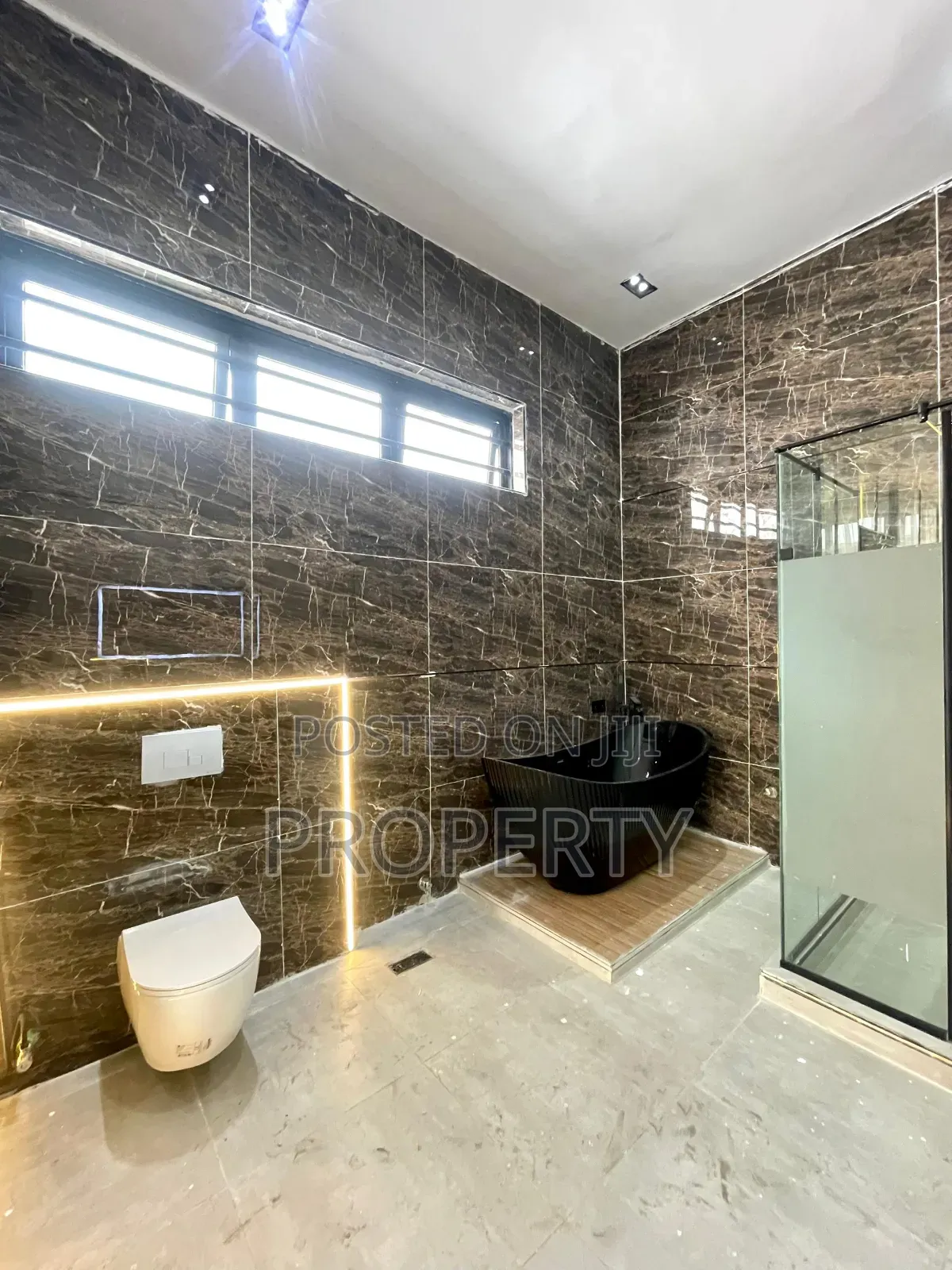 5bdrm Duplex in Chevron for sale