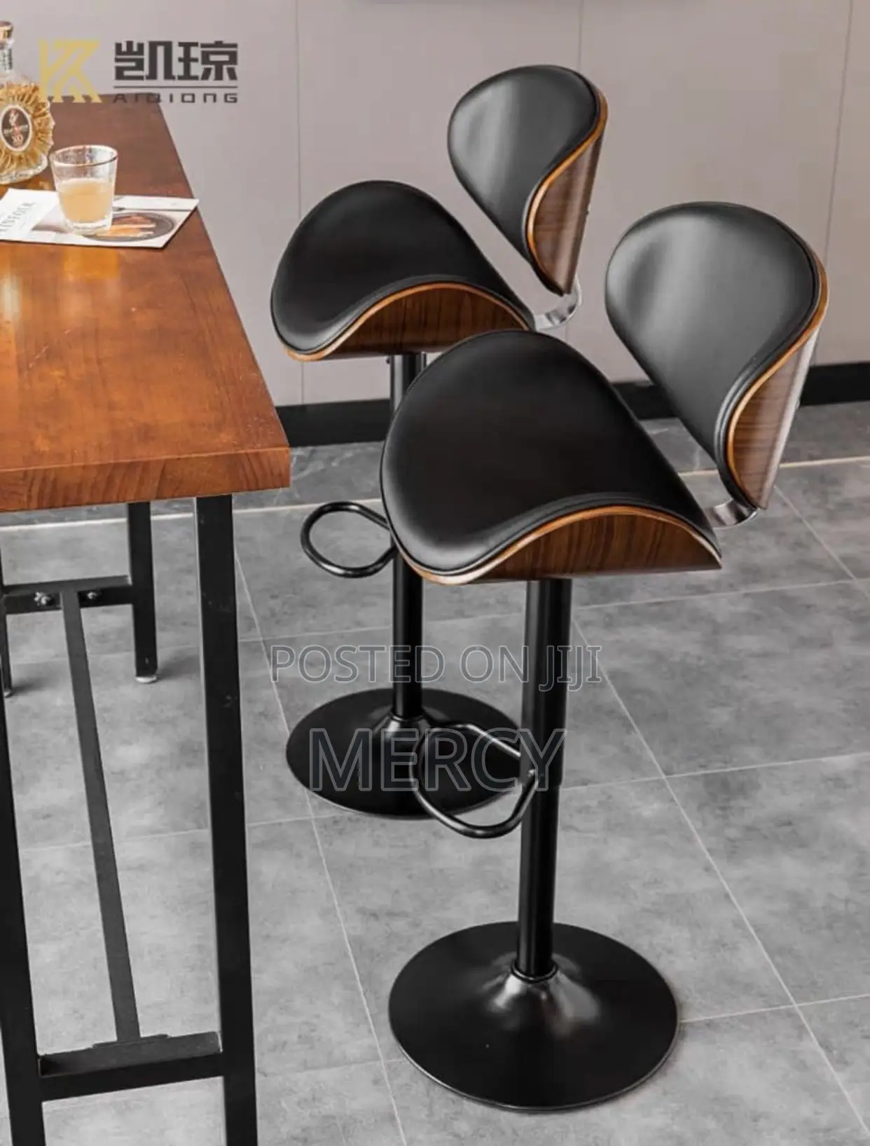 Luxury Swivel Bar Stool With Oak Wood
