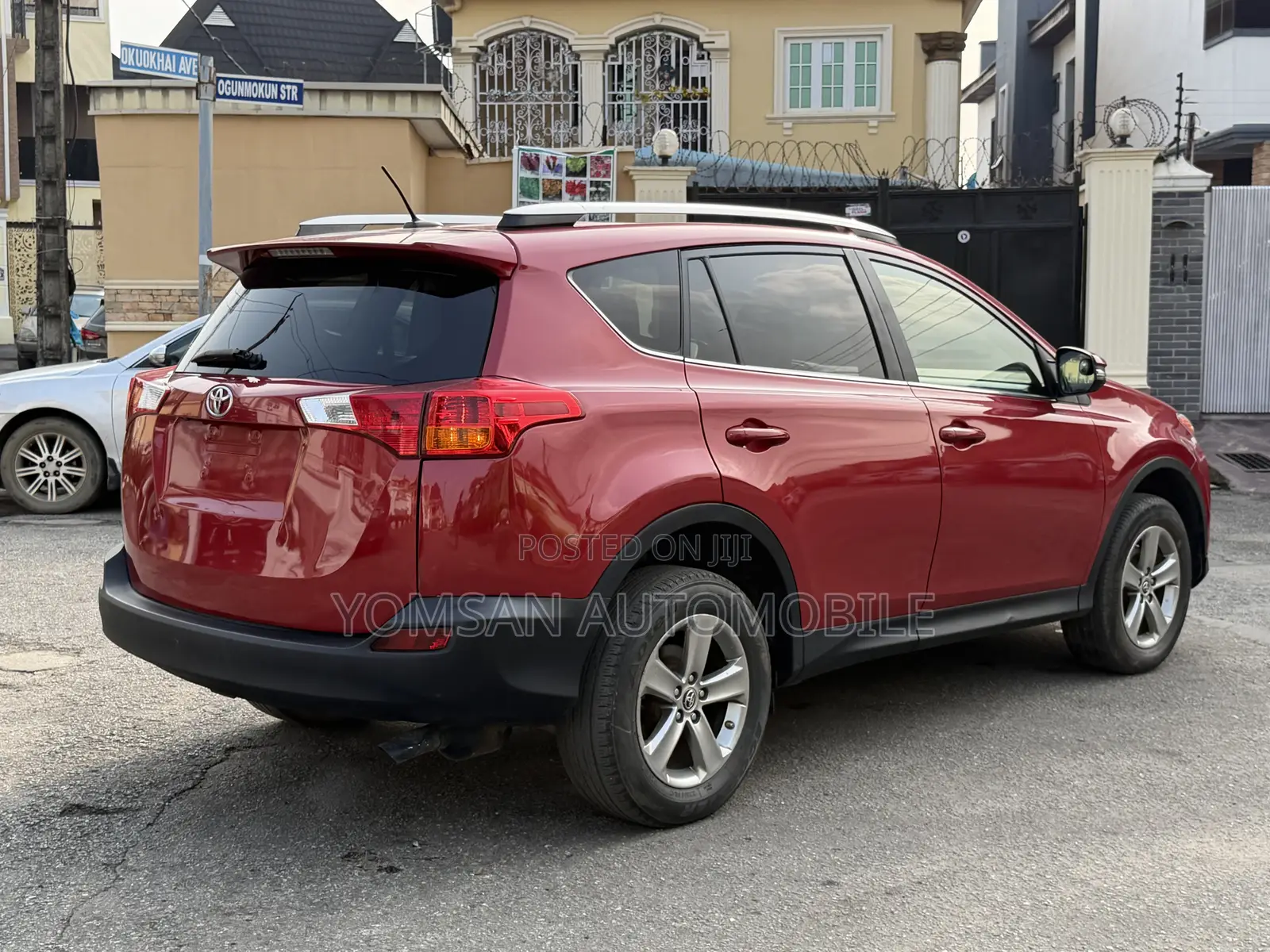 Toyota RAV4 XLE 4dr SUV AWD (2.5L 4cyl 6A) 2015 Red