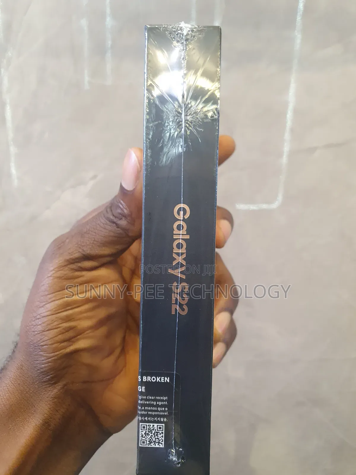 New Samsung Galaxy S22 5G 256 GB Gold