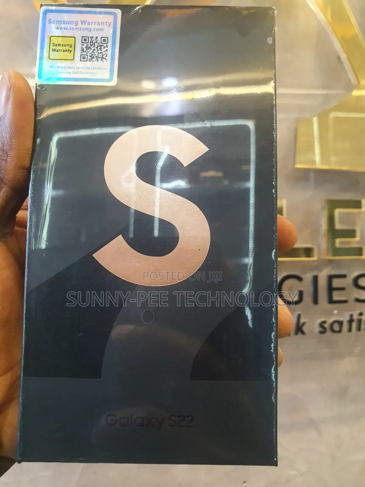 New Samsung Galaxy S22 5G 256 GB Gold