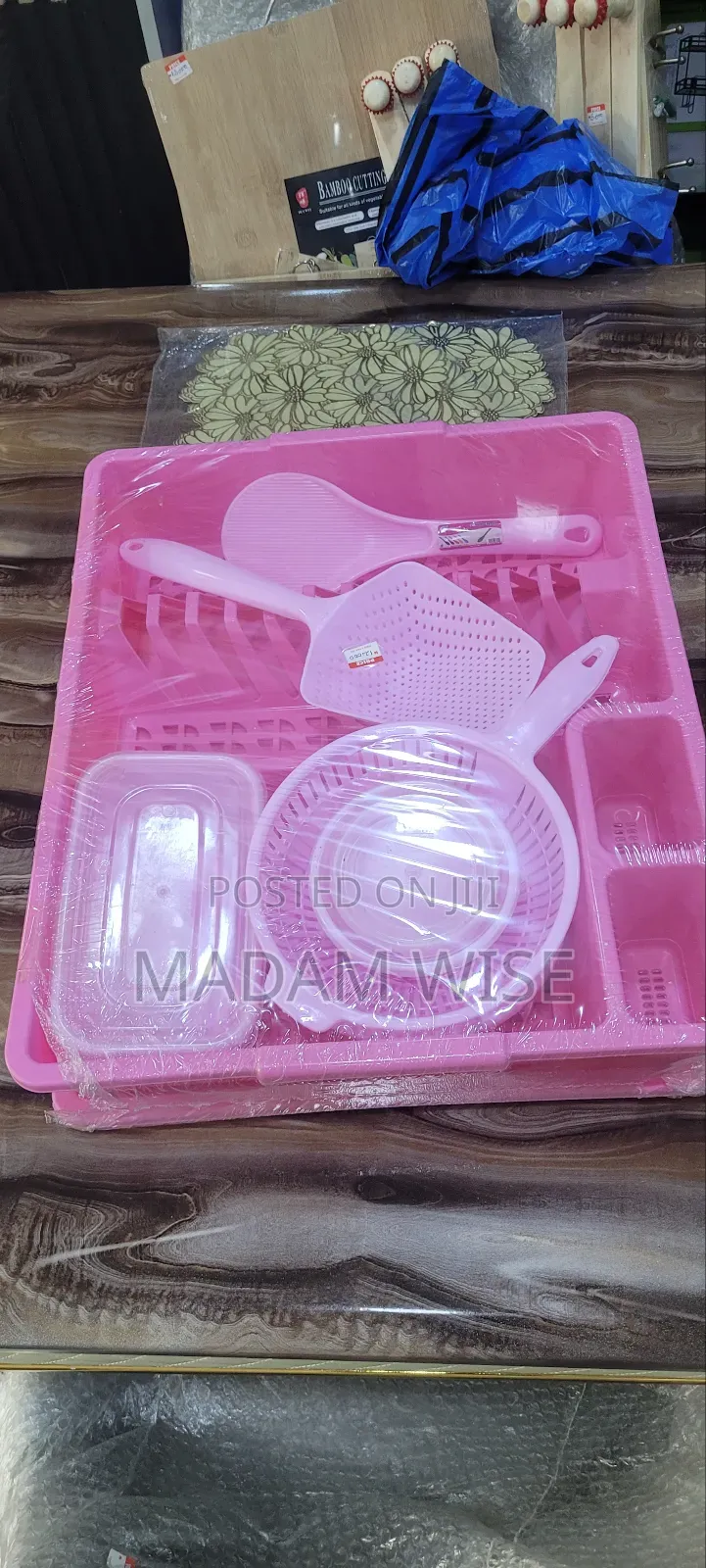 Dish Rack , Comes With Serving Plates and Spoons