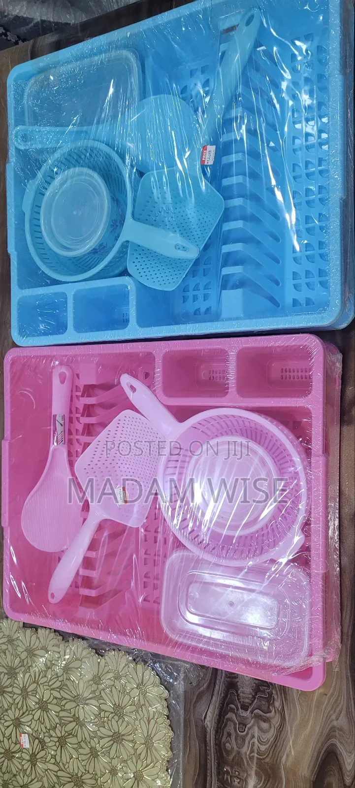 Dish Rack , Comes With Serving Plates and Spoons