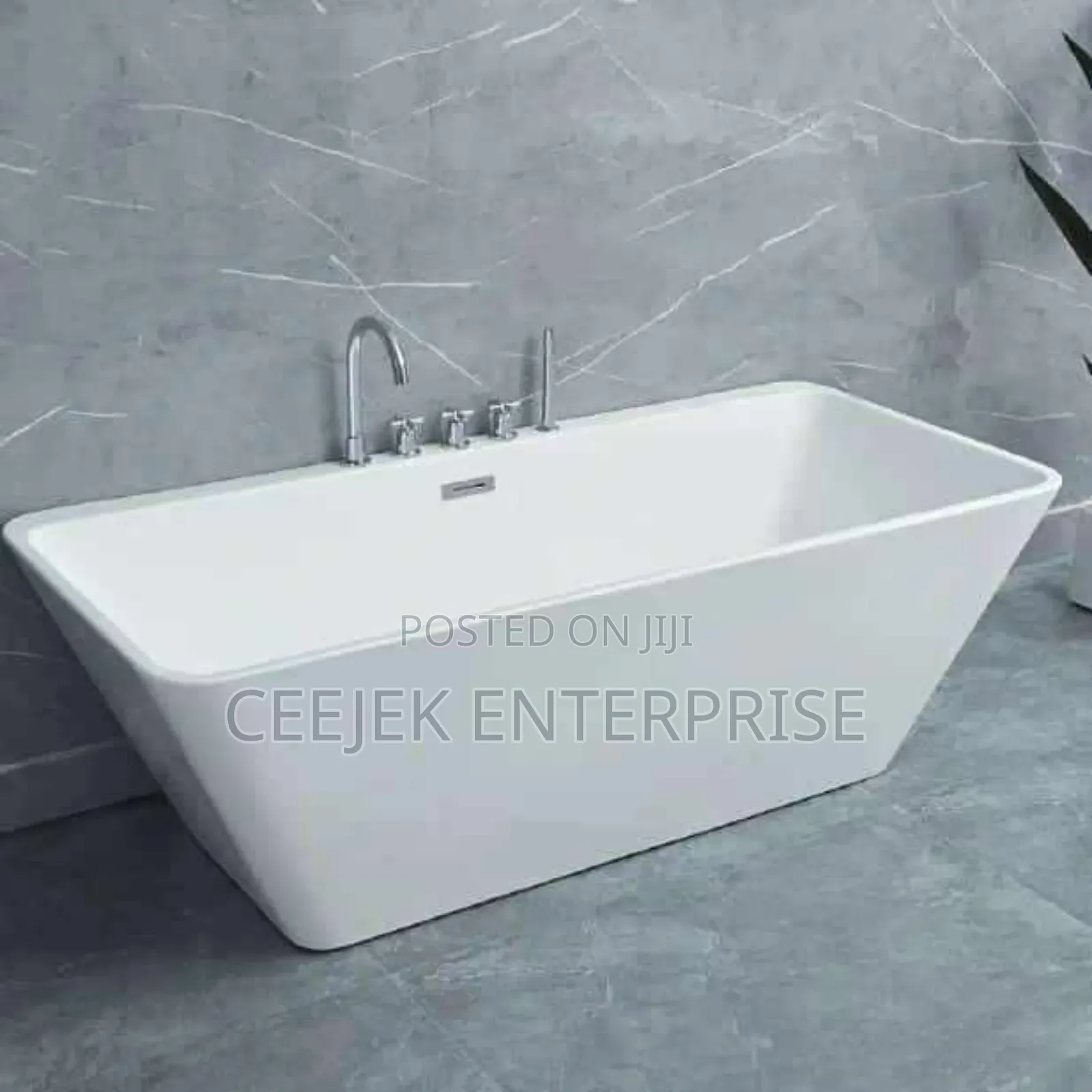 Sqaure Bathtub With Mixer Tap