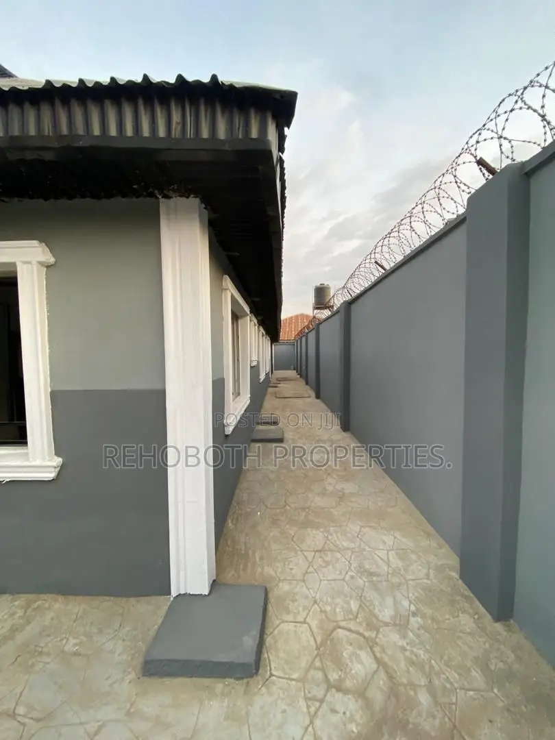2bdrm Bungalow in Kasumu, Akala Express for rent