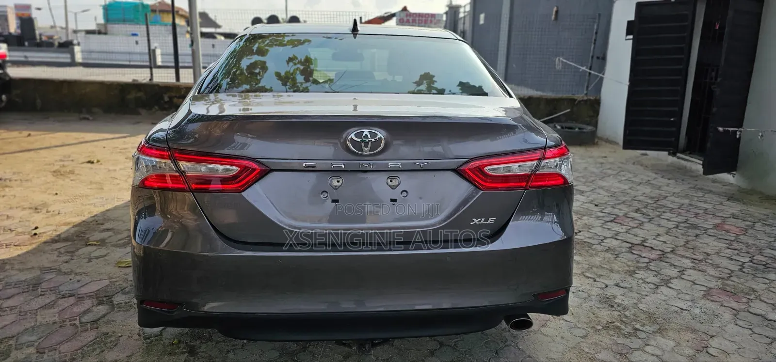 Toyota Camry XLE FWD (2.5L 4cyl 8AM) 2018 Gray