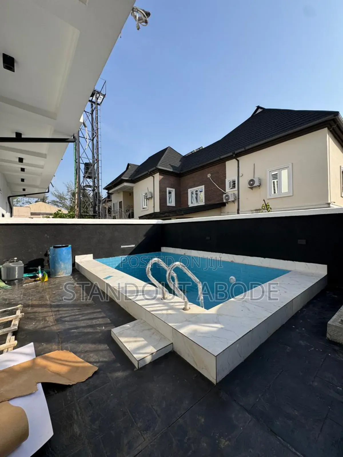 5bdrm Duplex in In A Secure, Off Lekki-Epe Expressway for sale