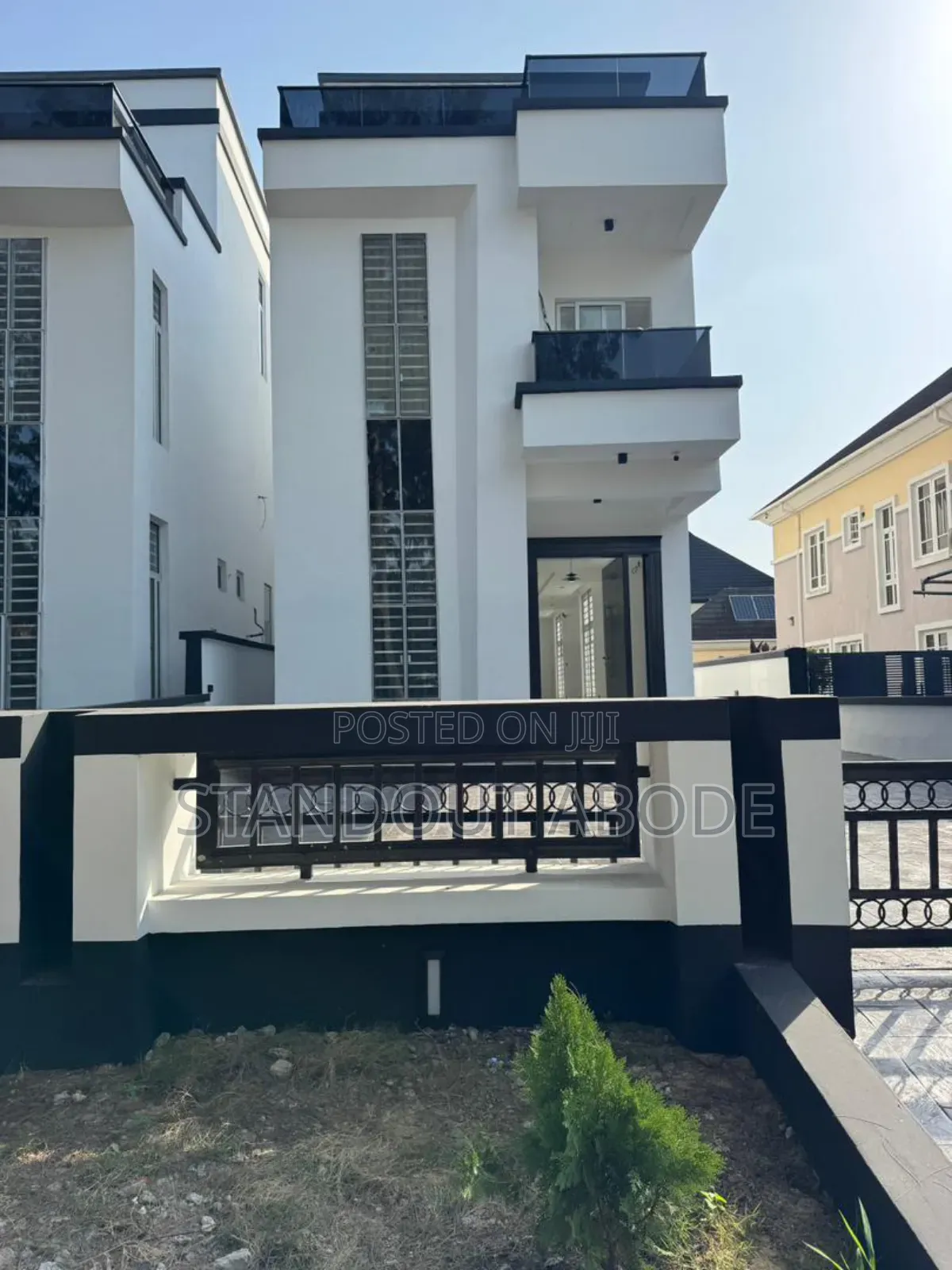 5bdrm Duplex in In A Secure, Off Lekki-Epe Expressway for sale