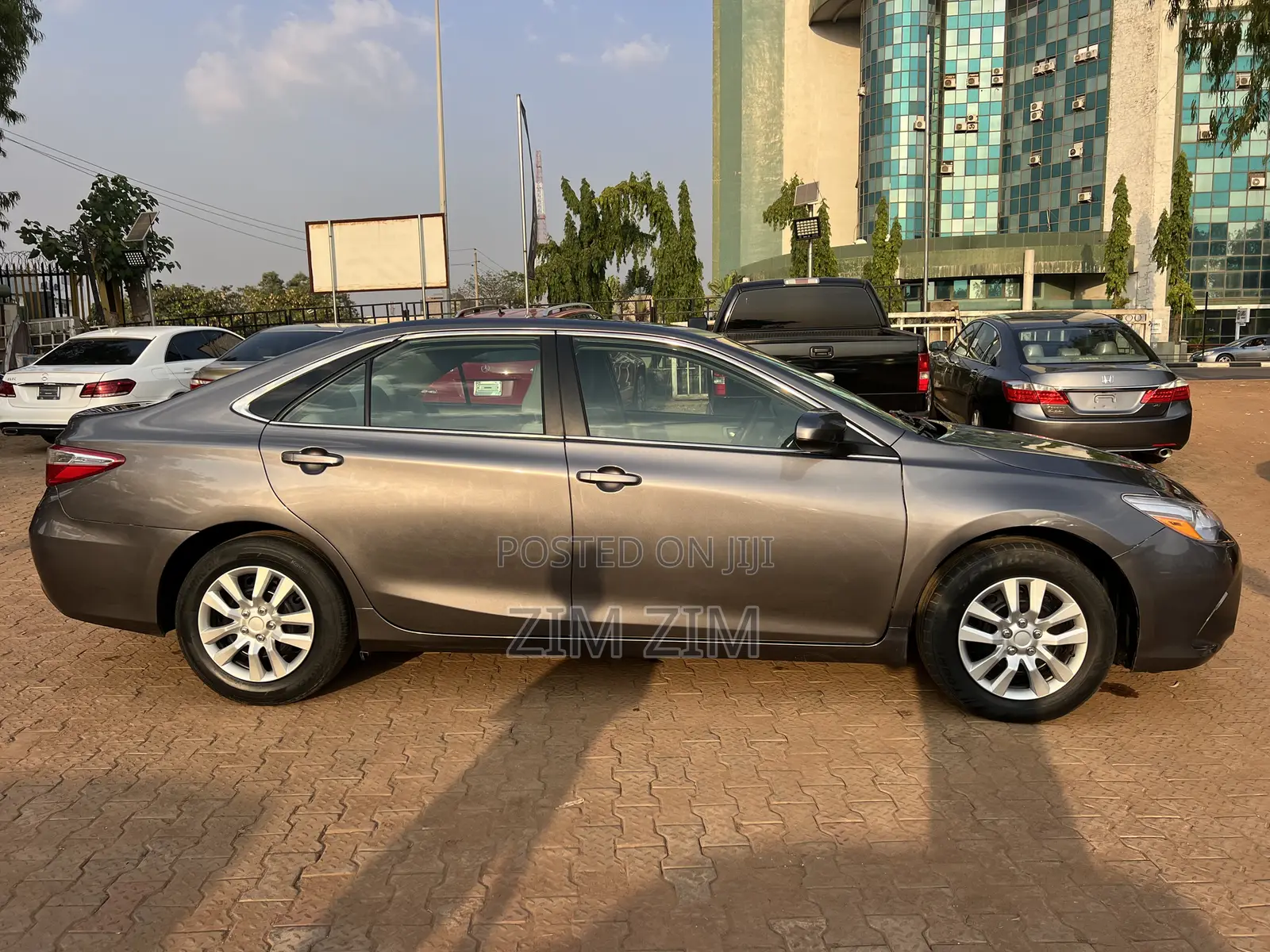 Toyota Camry LE 4dr Sedan (2.5L 4cyl 6A) 2017 Gray