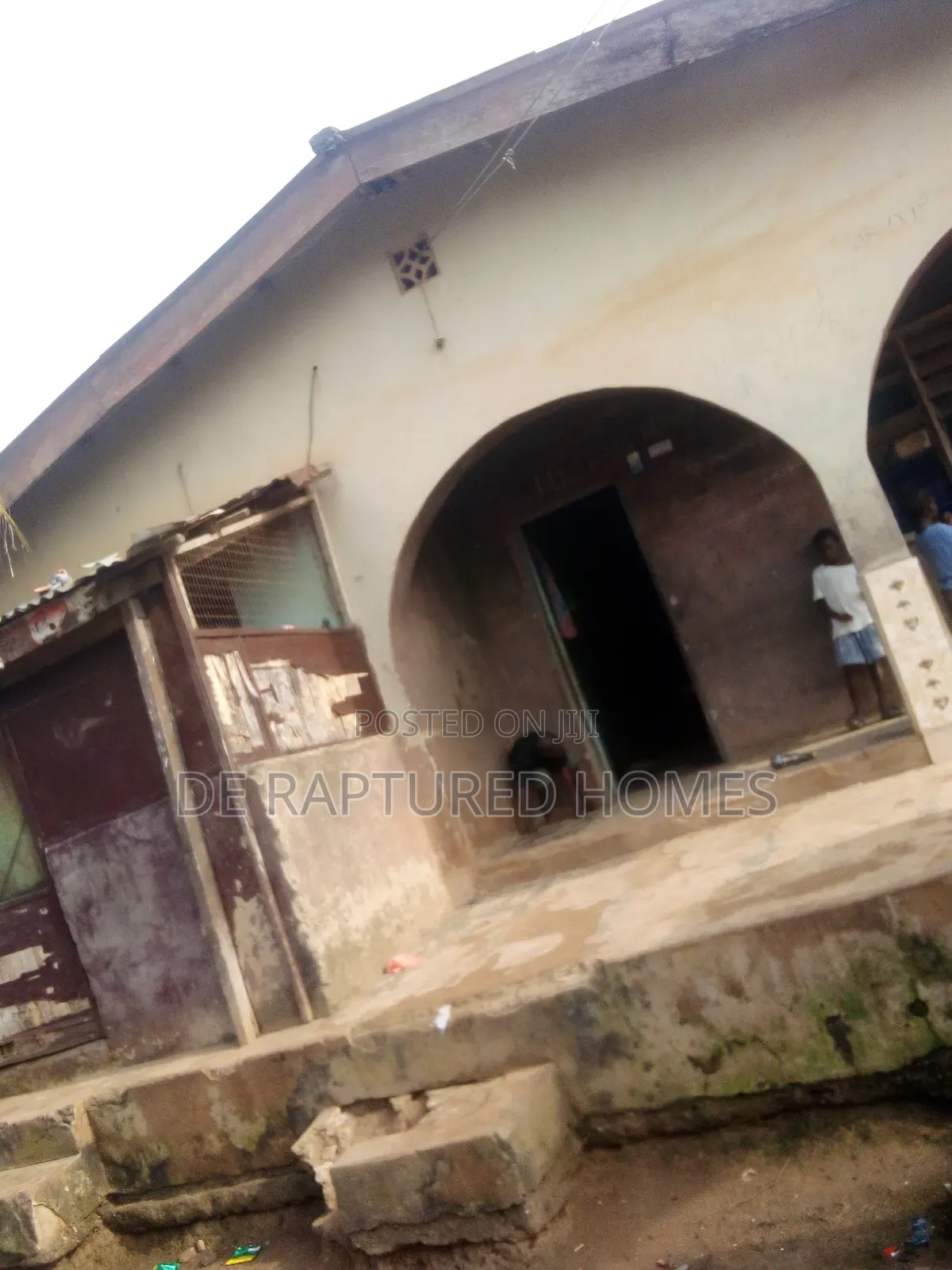 10bdrm Bungalow in Ayobo for sale