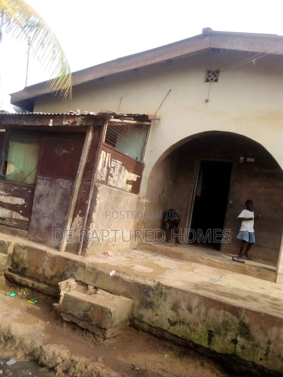 10bdrm Bungalow in Ayobo for sale