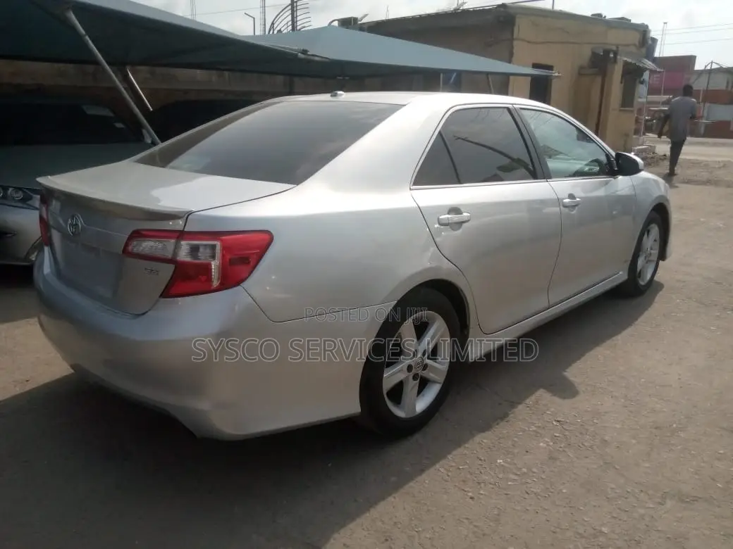 Toyota Camry SE V6 4dr Sedan (3.5L 6cyl 6A) 2013 Silver