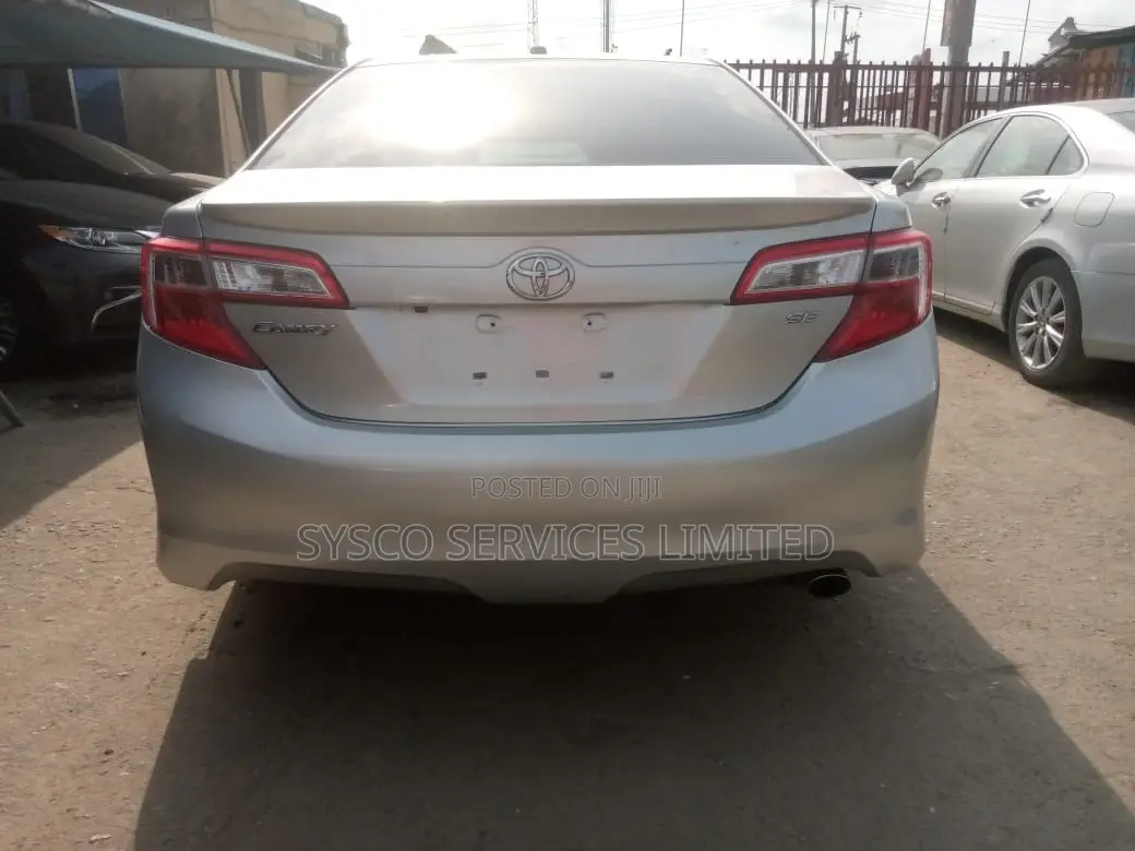 Toyota Camry SE V6 4dr Sedan (3.5L 6cyl 6A) 2013 Silver